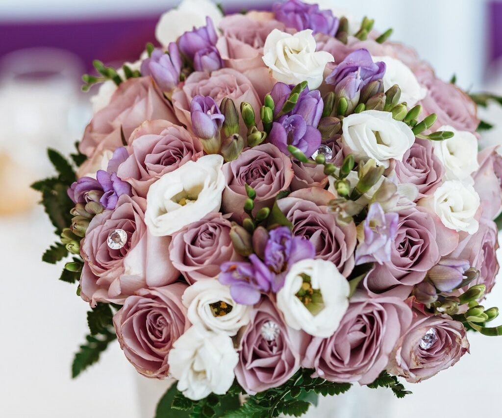 foto profissional de buquê de flores brancas e roxas