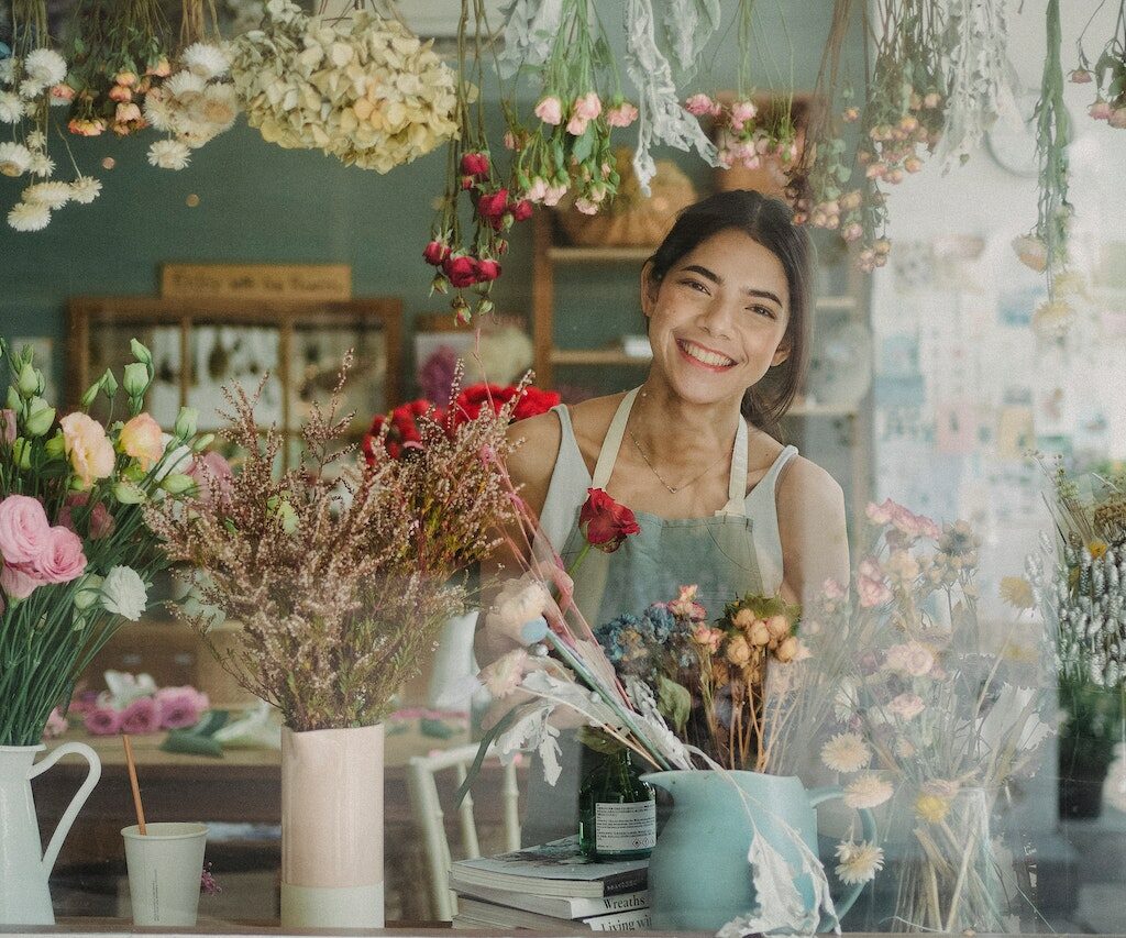 Foto de vendedora vendendo flores baratas e lindas